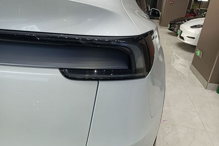 Tesla Model Y 2025 #8 Tesla Model Y 2025 car image #8