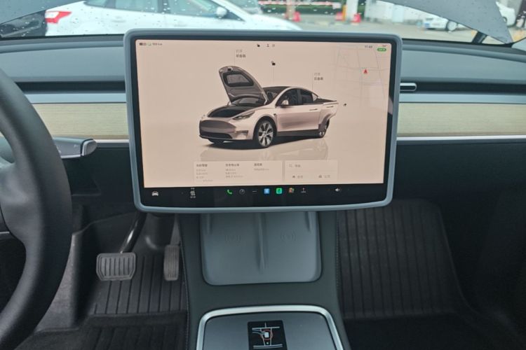 Tesla Model Y 2023 car image #13