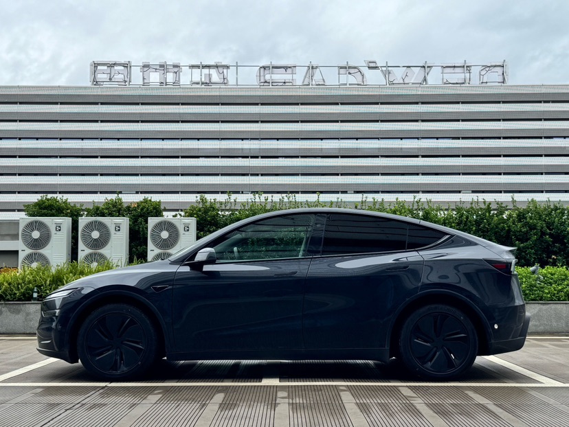Tesla Model Y 2025 car image #2