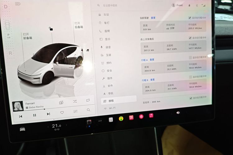 Tesla Model Y 2026 immagine di auto #12