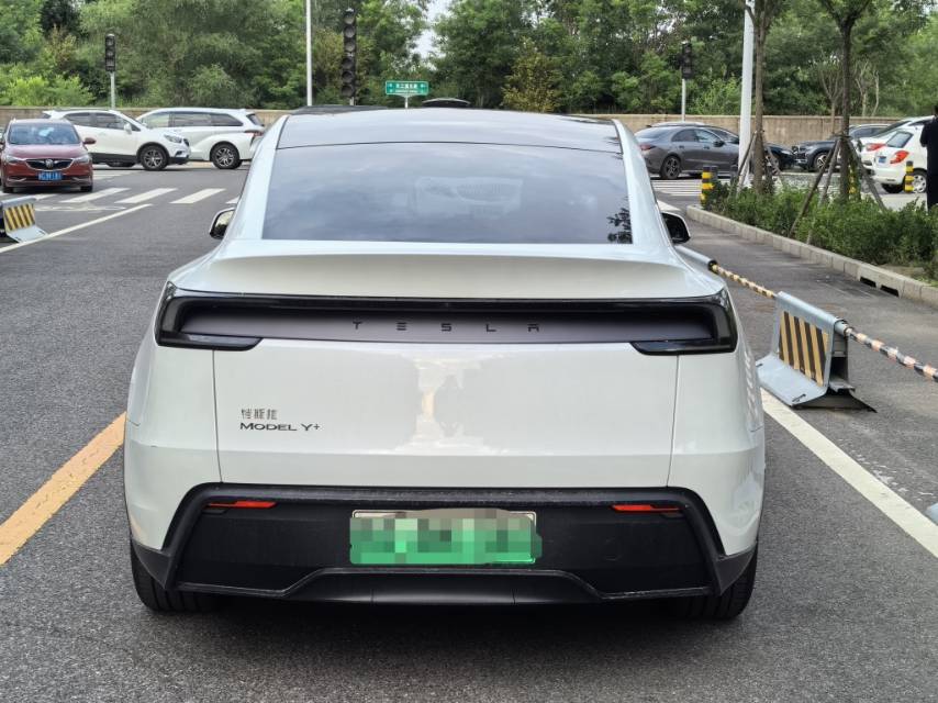 Tesla Model Y 2025 #8 Tesla Model Y 2025 car image #8