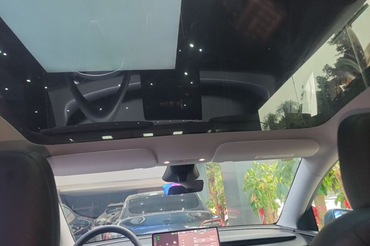 Tesla Model Y 2025 car image #18