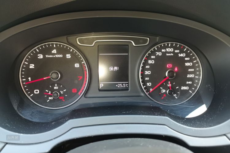 Audi Q3 2016 car image #13