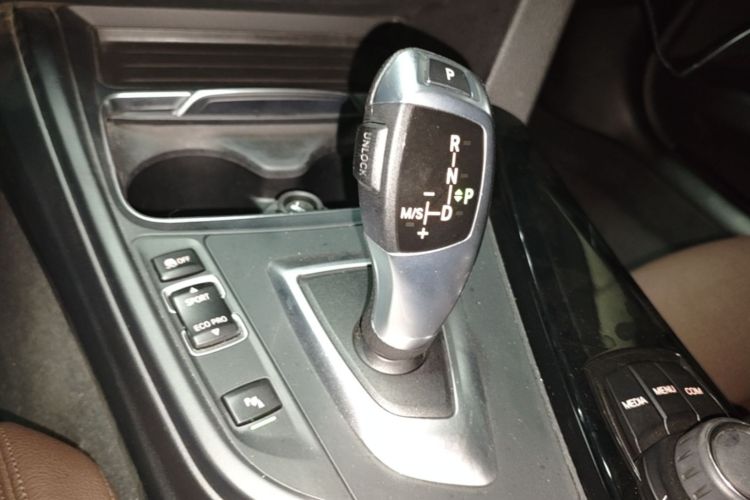 BMW 3 Series 2018 car image #14
