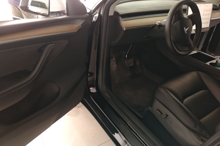 Tesla Model Y 2022 car image #12