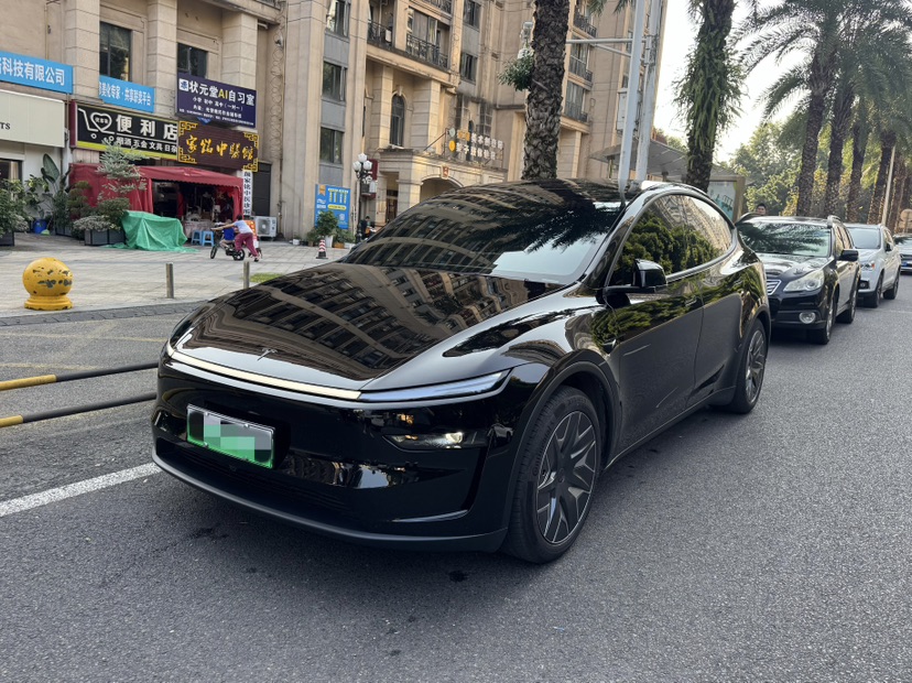 Tesla Model Y 2026 car image #2