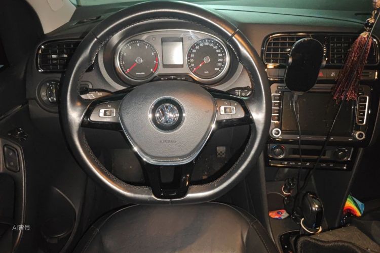 Volkswagen Polo 2016 car image #12