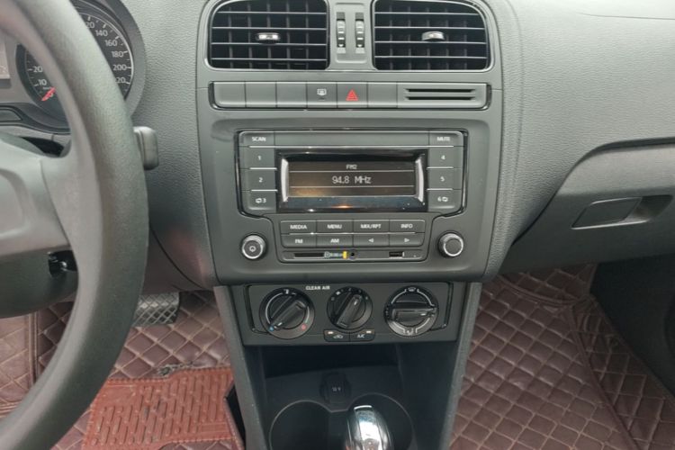 Volkswagen Polo 2016 car image #13