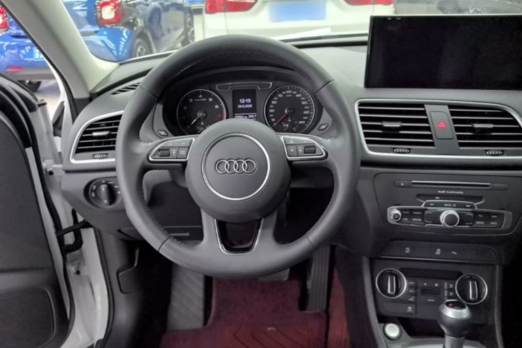 Audi Q3 2019 car image #11