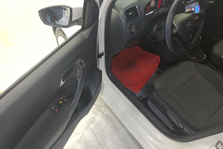 Volkswagen Polo 2017 car image #12