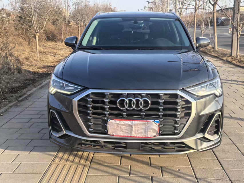 Audi Q3 2023 car image #2