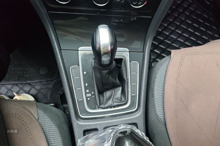 Volkswagen Golf 2018 car image #16