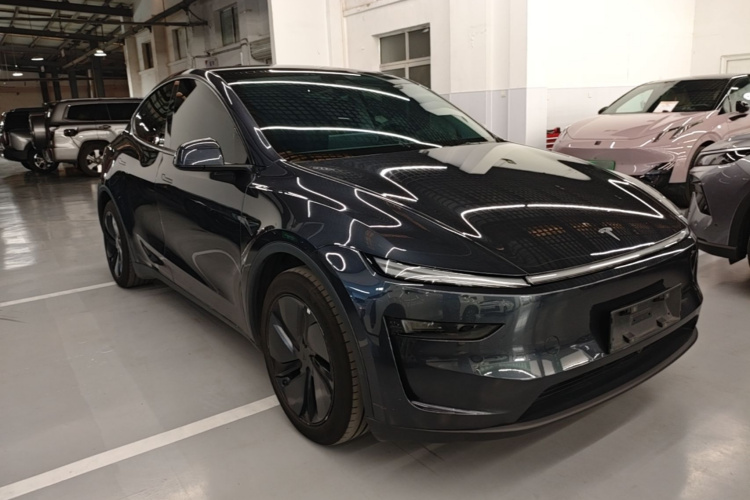 Tesla Model Y 2025 #4 Tesla Model Y 2025 car image #4