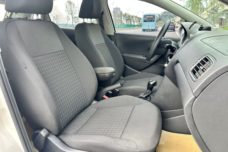 Volkswagen Polo 2015 car image #13
