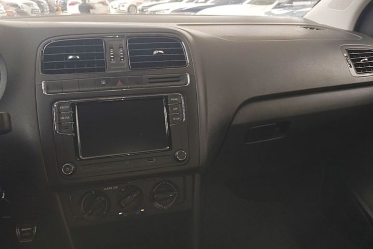 Volkswagen Polo 2016 car image #10