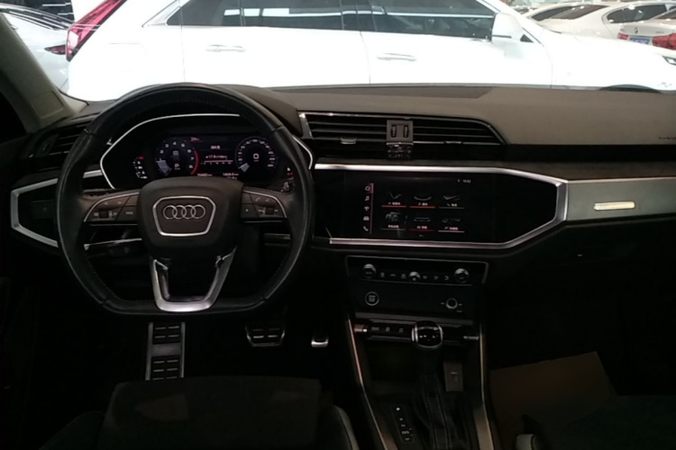 Audi Q3 2021 car image #10