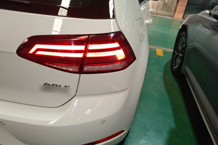 Volkswagen Golf 2020 car image #8