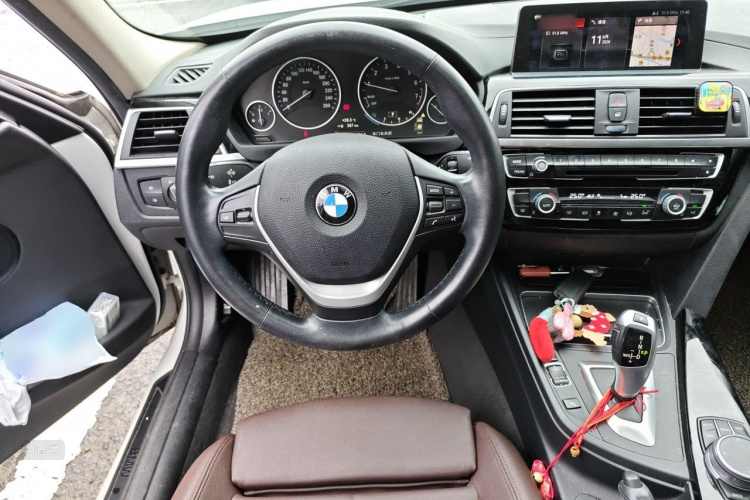 BMW 3 Series 2019 car image #12