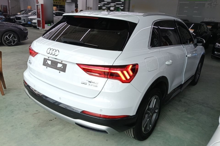 Audi Q3 2020 car image #5