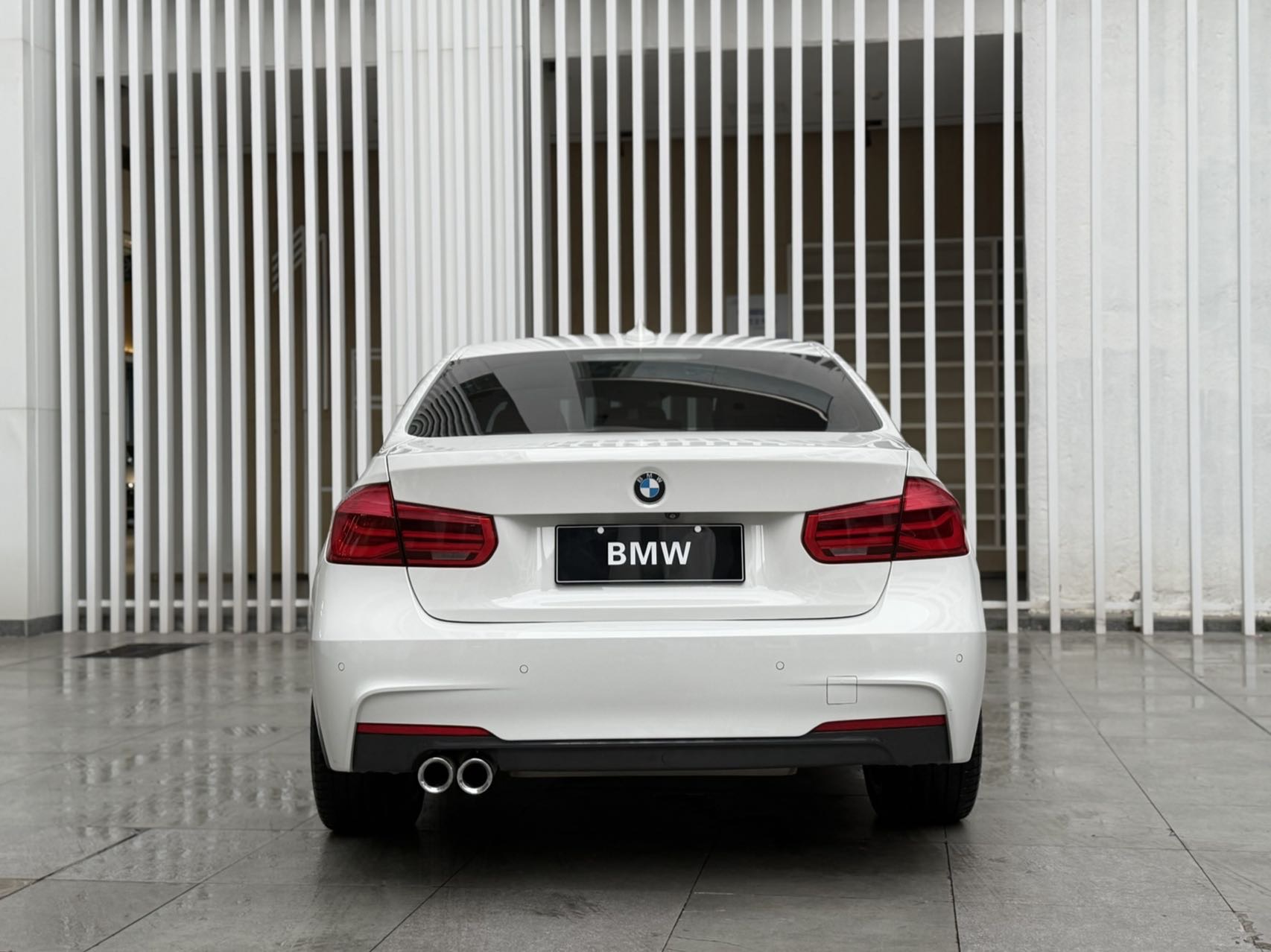 BMW 3 Series 2018 car image #12
