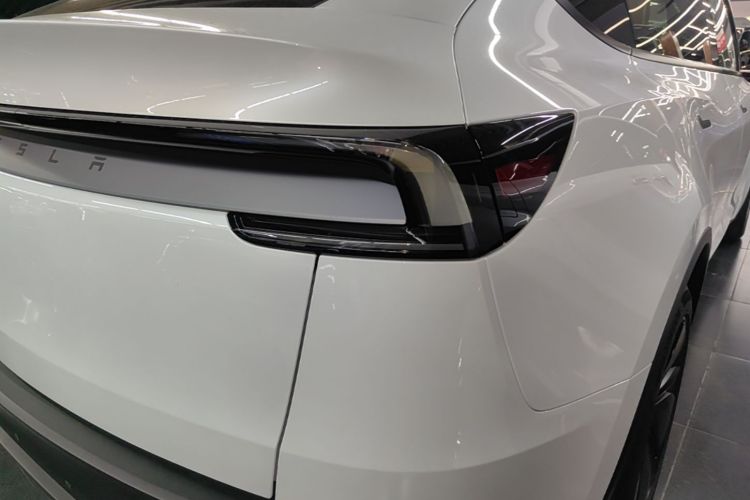 Tesla Model Y 2026 car image #8