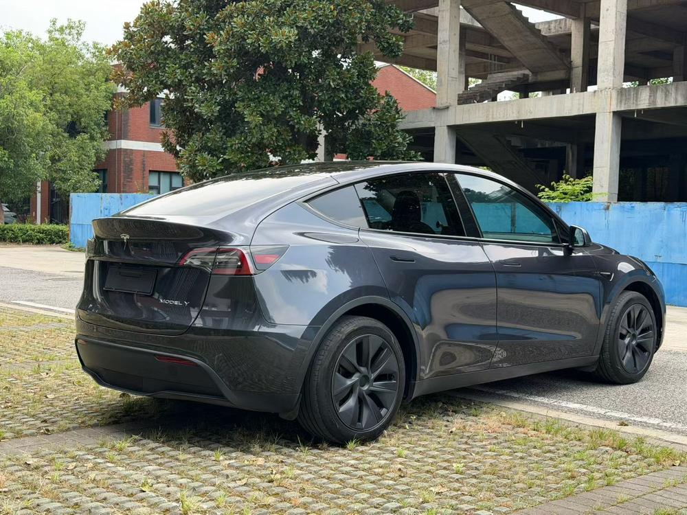 Tesla Model Y 2024 #6 Tesla Model Y 2024 car image #6