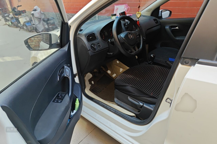 Volkswagen Polo 2015 car image #18