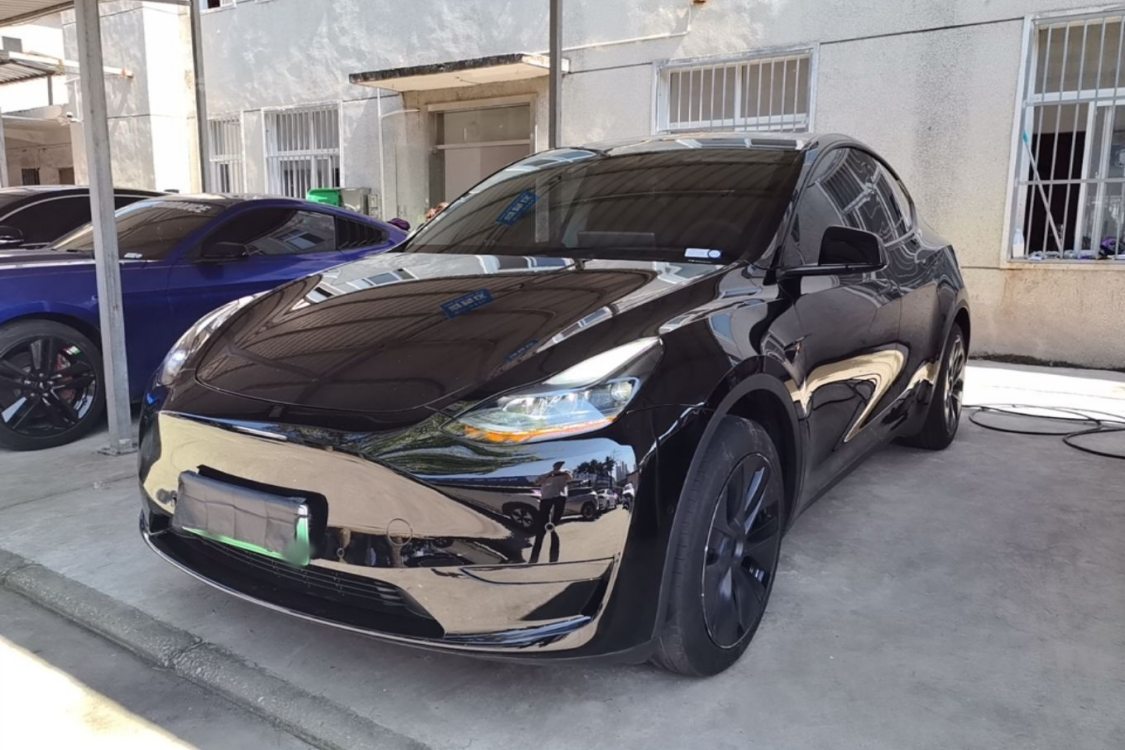 Tesla Model Y 2023 immagine di auto 