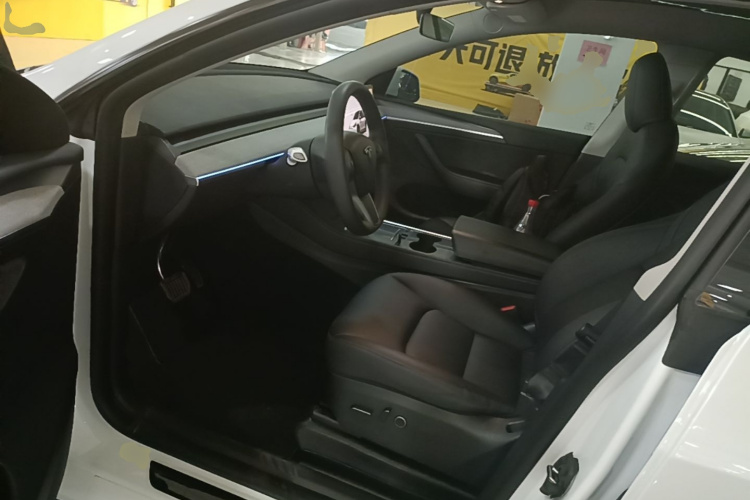 Tesla Model Y 2023 car image #16