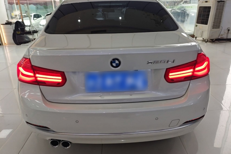 BMW 3 Series 2018 car image #6