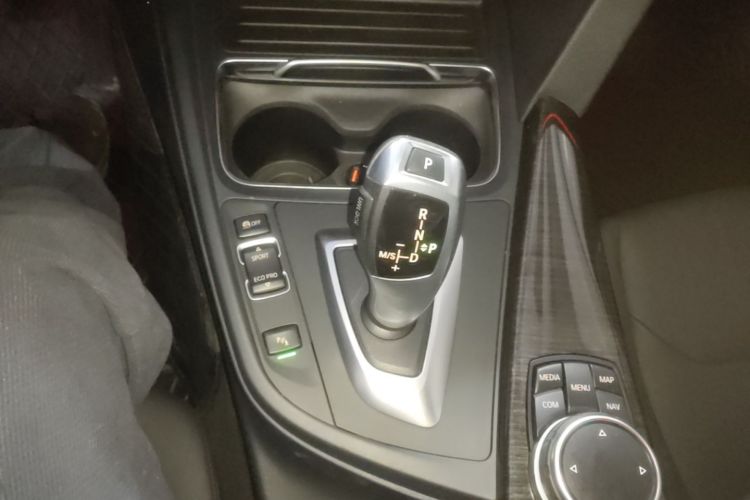 BMW 3 Series 2017 car image #14