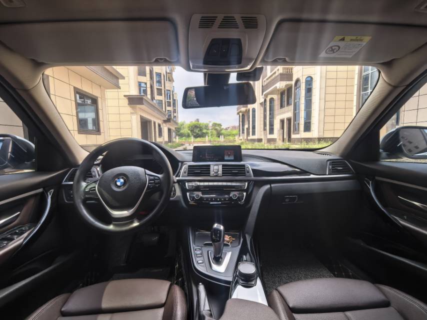 BMW 3 Series 2018 car image #9