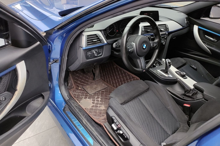 BMW 3 Series 2018 car image #16