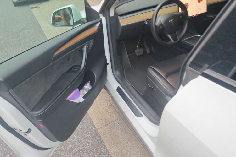 Tesla Model Y 2022 car image #21