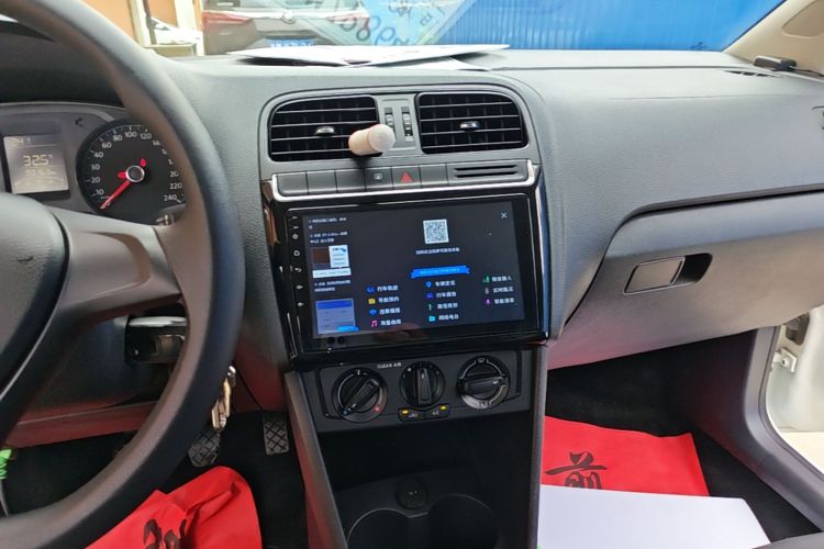 Volkswagen Polo 2016 car image #13