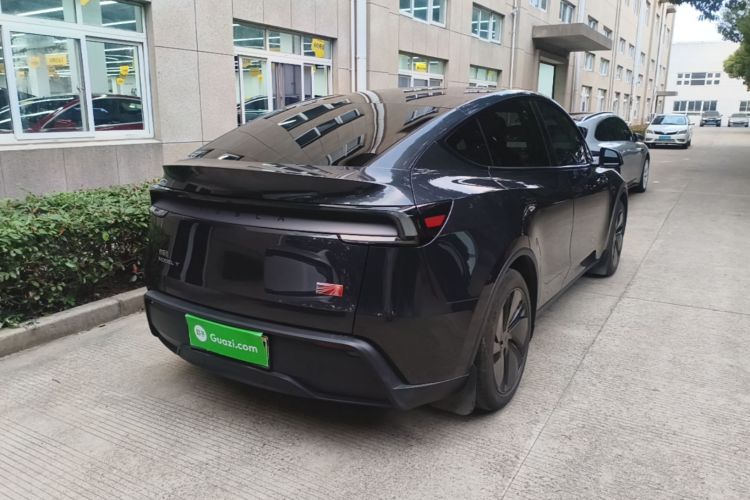 Tesla Model Y 2025 #7 Tesla Model Y 2025 car image #7