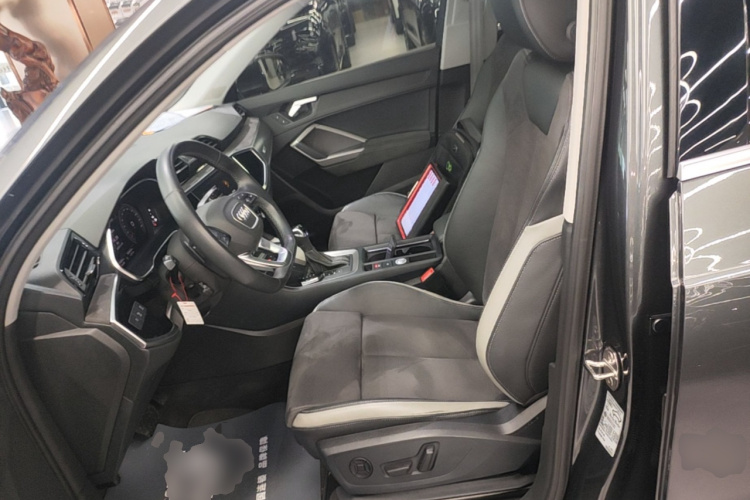 Audi Q3 2023 car image #15