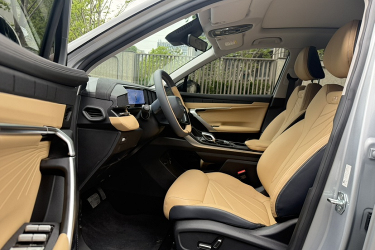 GEELY Boyue L 2024 car image #12