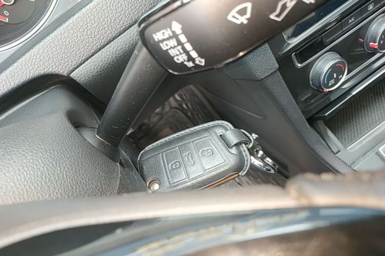 Volkswagen Golf 2020 car image #9