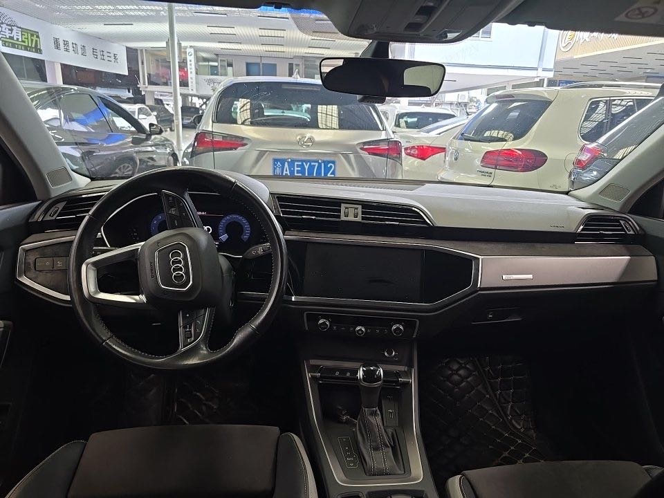 Audi Q3 2020 car image #4