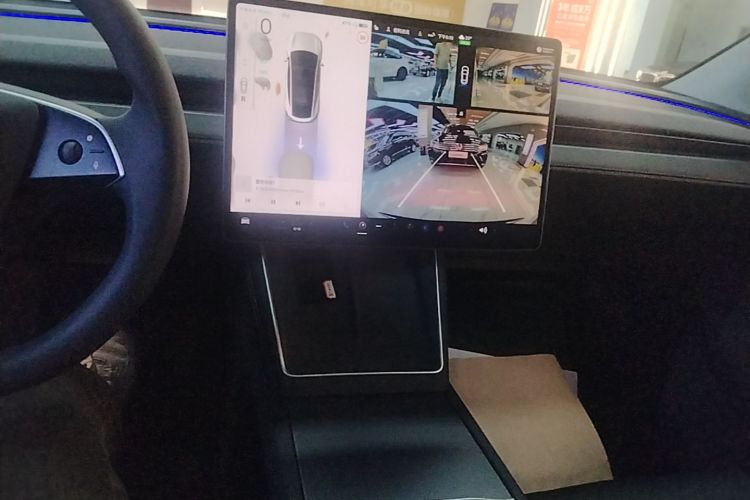 Tesla Model Y 2025 #13 Tesla Model Y 2025 car image #13