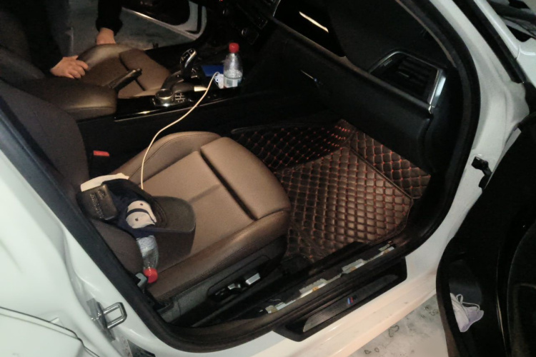 BMW 3 Series 2019 car image #27