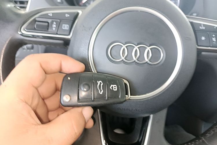 Audi Q3 2016 car image #14