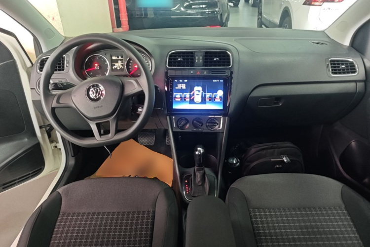 Volkswagen Polo 2015 car image #10