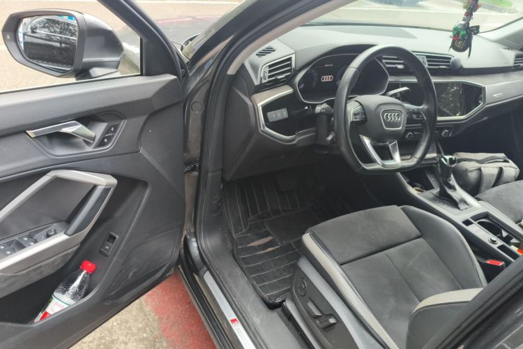 Audi Q3 2020 car image #13