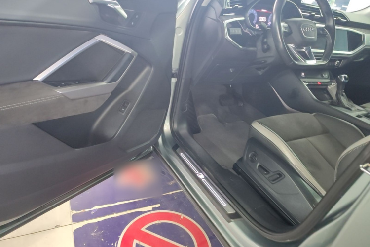 Audi Q3 2021 car image #16
