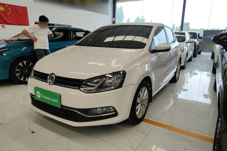 Volkswagen Polo 2015 car image #2