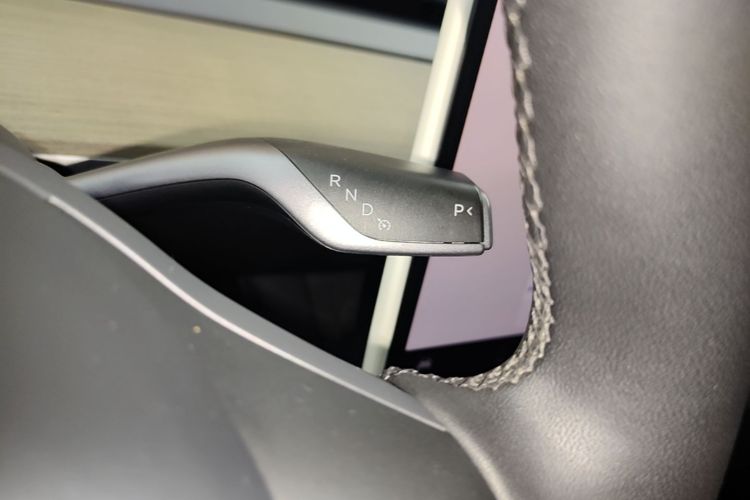 Tesla Model Y 2023 car image #14