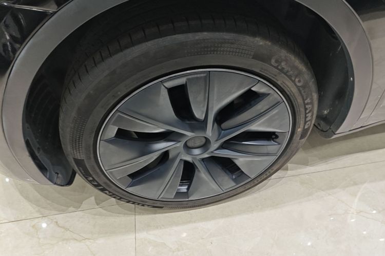 Tesla Model Y 2023 car image #9