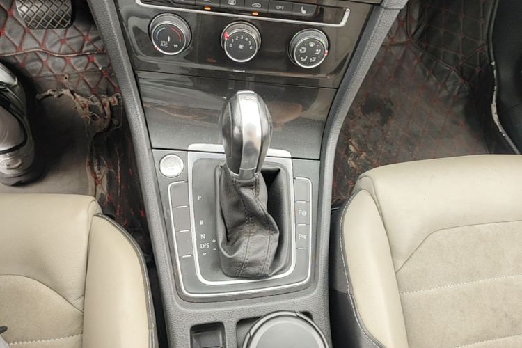 Volkswagen Golf 2017 car image #14